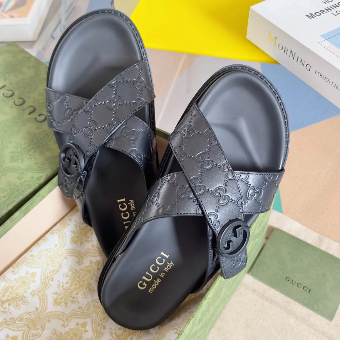 [G Home] Men's Men's Shoes💰: 300💰Size: 38-45 🆕2024Gucci Gucci Summer New Style Double G Presbyopia Flip-flops Cross Sandals Thick Sole Slippers Beach Shoes Original Purchase and Development Production G family's 2024 new summer dark horse items, fashion bloggers at home and abroad have put on the show, and it has become popular on social platforms at home and abroad. Fashionistas must pay for it, and they spend a lot of money to create ingenious craftsmanship and accurately restore every detail. Exquisite packaging at the delivery counter🛍📦 ▪️ Fabric: Original imported double G presbyopic leather ▪️ Lining: Original imported leather ▪️ Sole: Original open molded T men's shoes 💰U outsole ▪️ Bottom thickness: 3CM